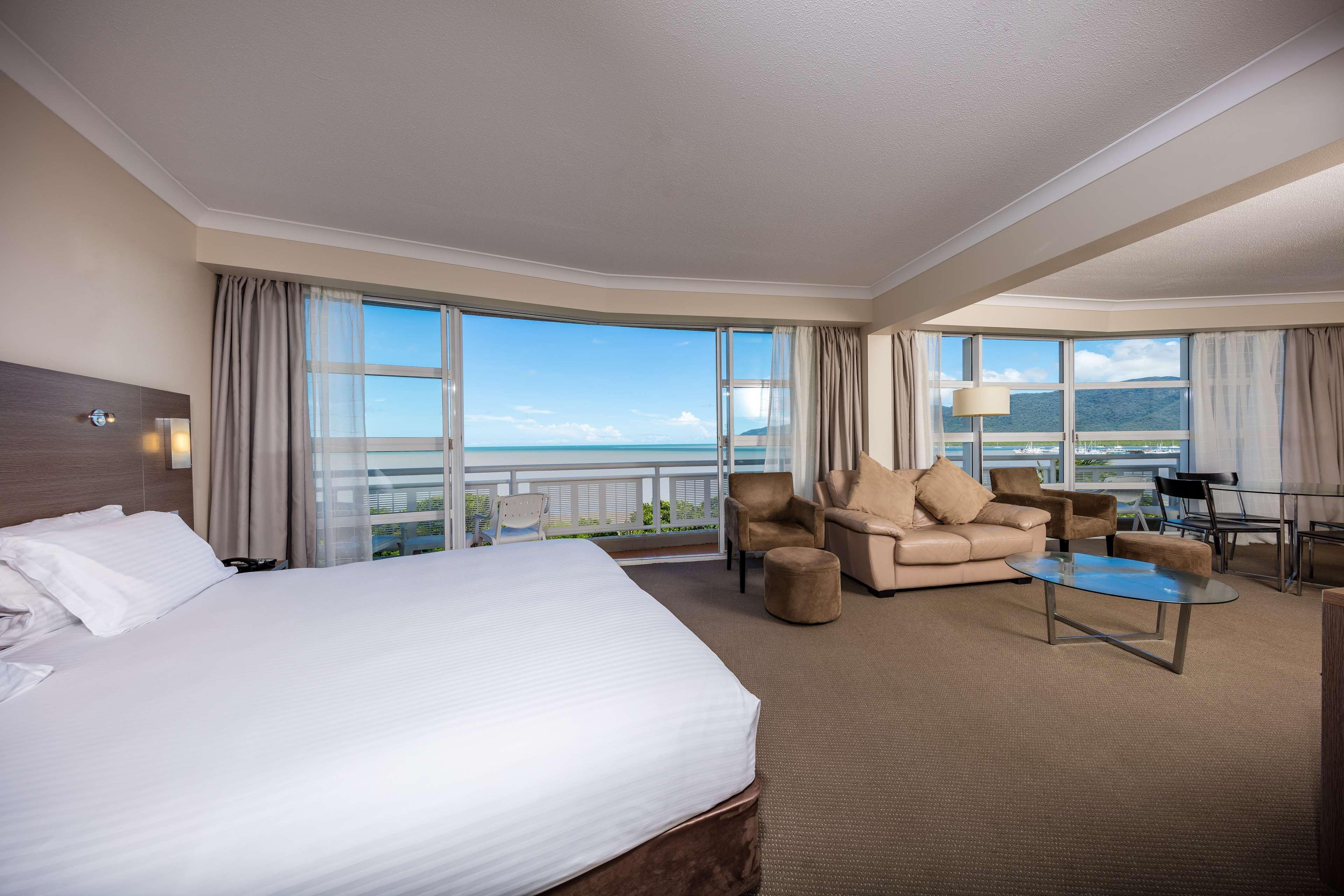 Doubletree By Hilton Cairns Hotel Eksteriør billede