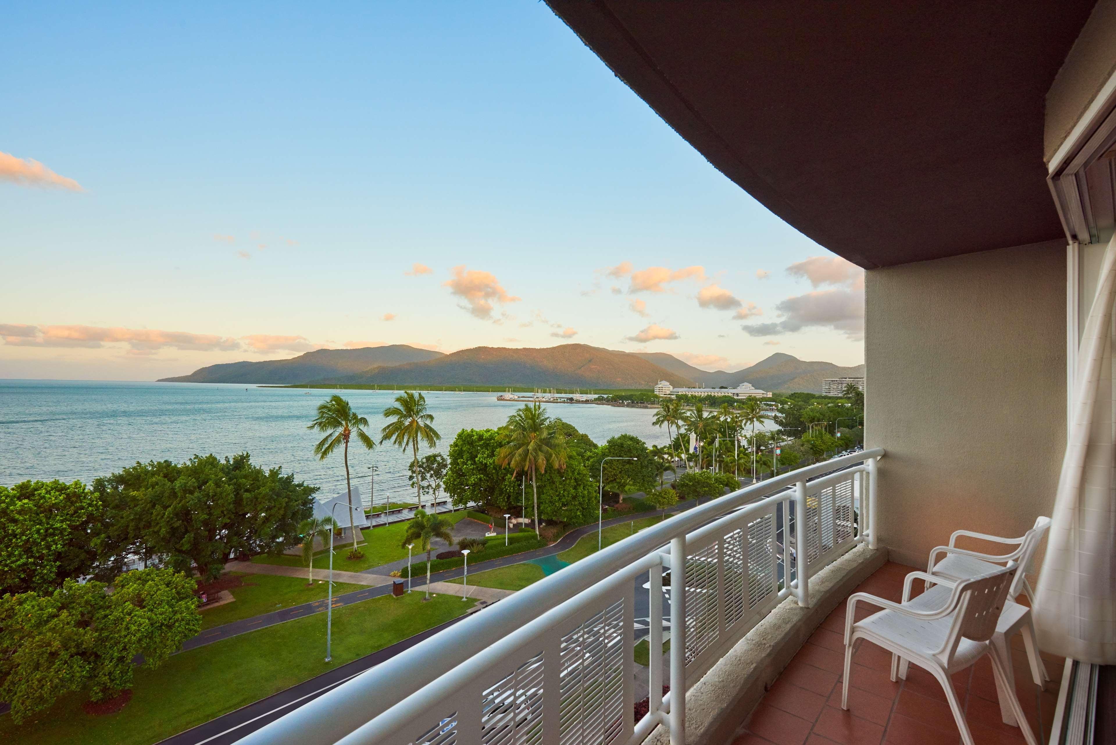 Doubletree By Hilton Cairns Hotel Eksteriør billede