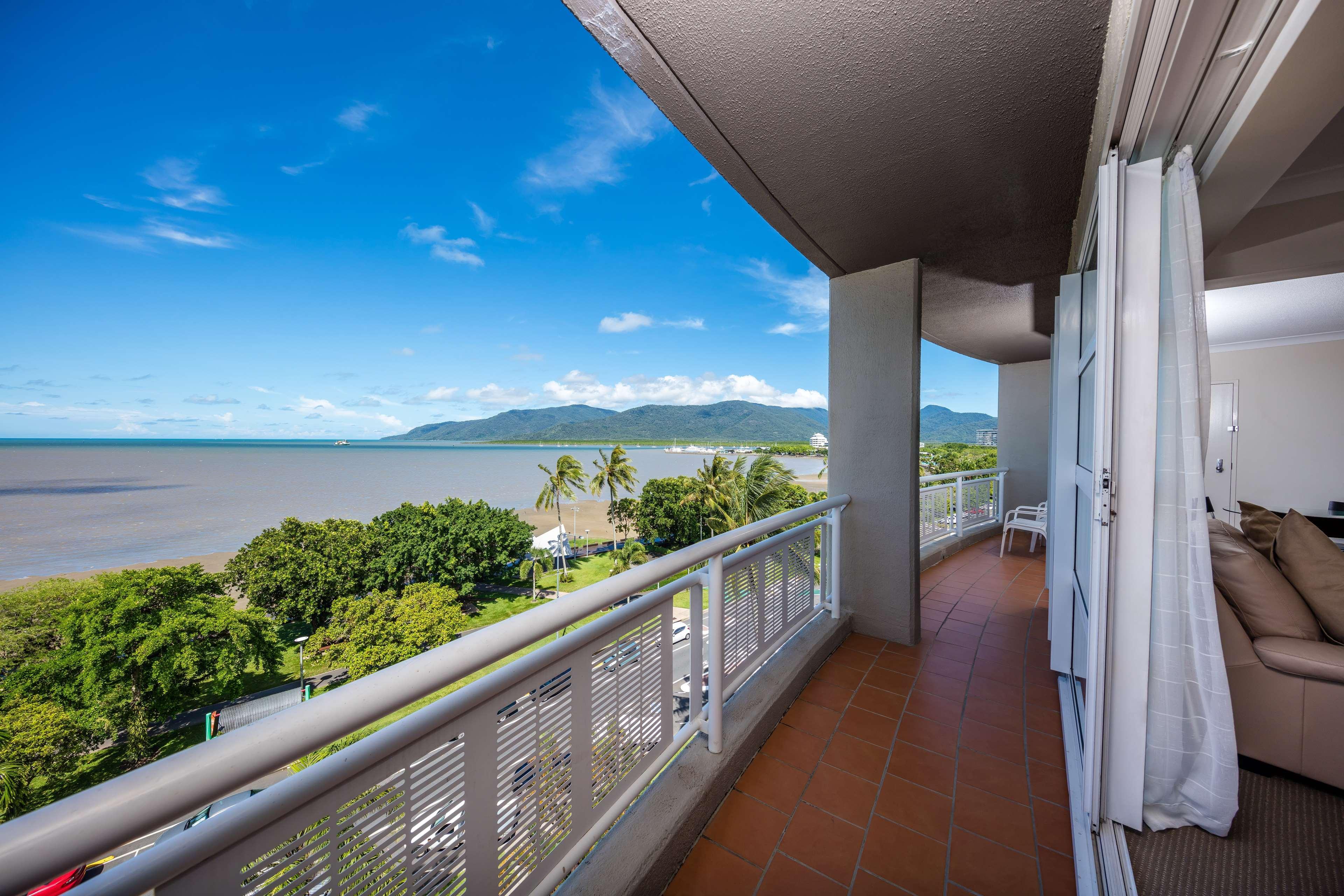 Doubletree By Hilton Cairns Hotel Eksteriør billede