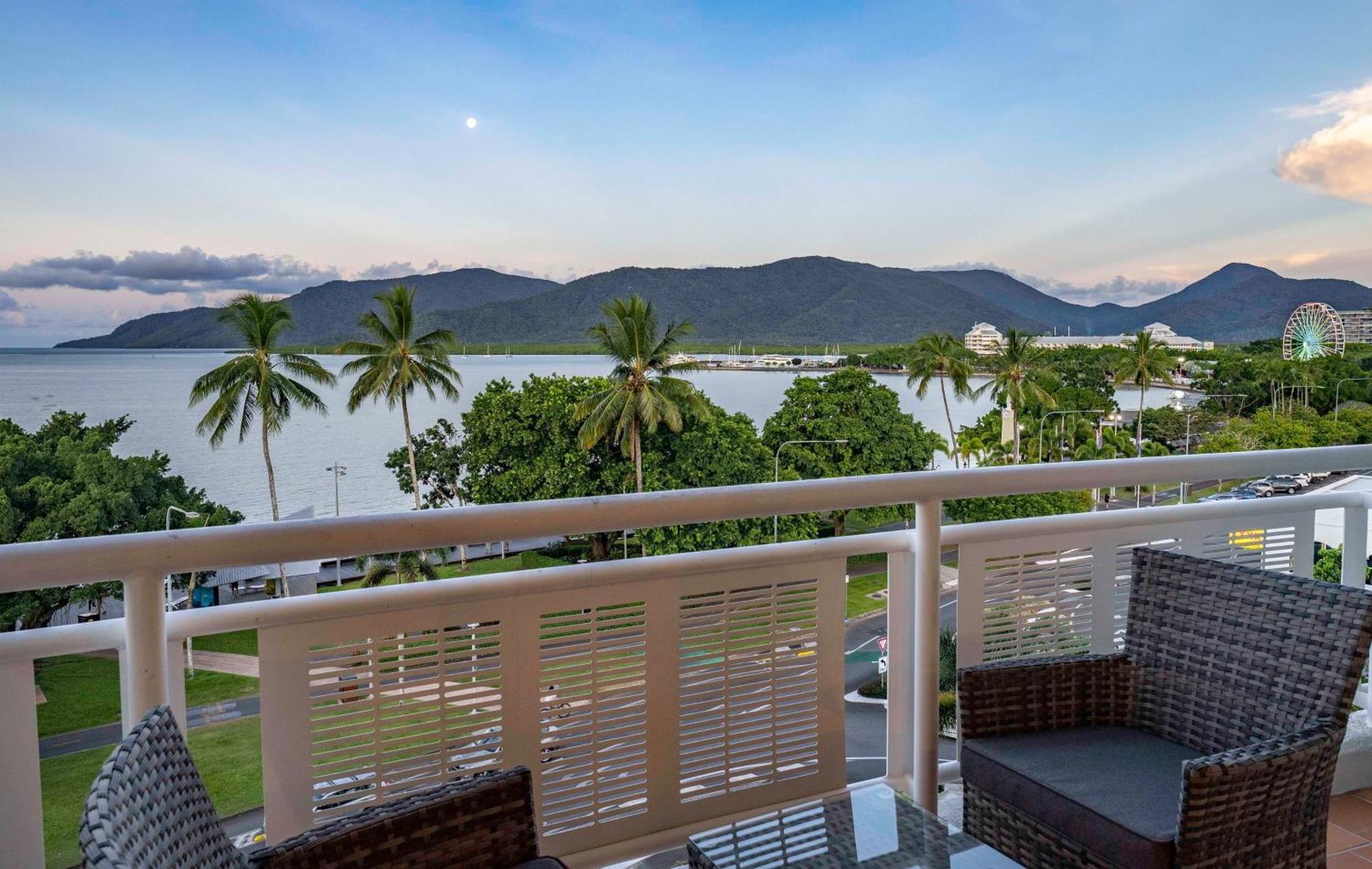 Doubletree By Hilton Cairns Hotel Eksteriør billede