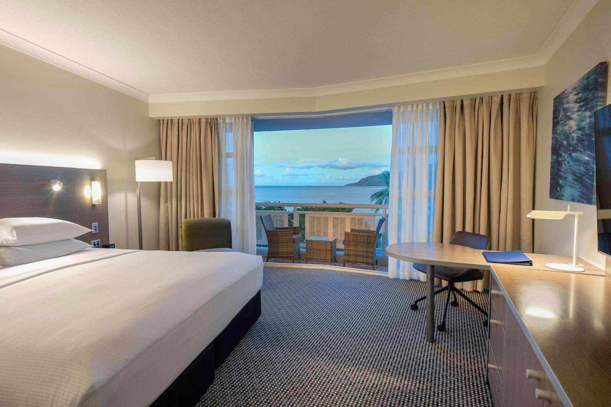 Doubletree By Hilton Cairns Hotel Eksteriør billede