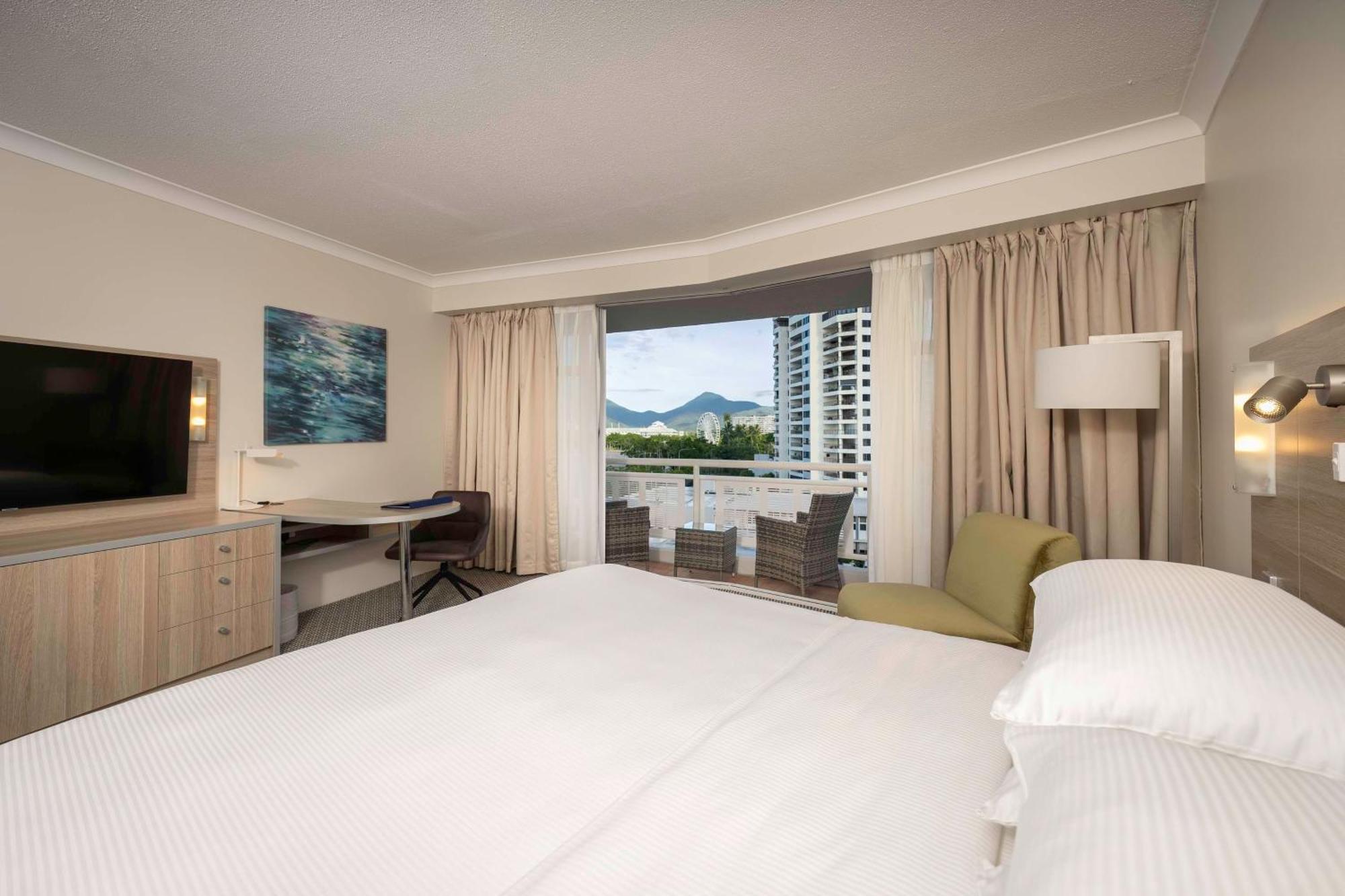Doubletree By Hilton Cairns Hotel Eksteriør billede