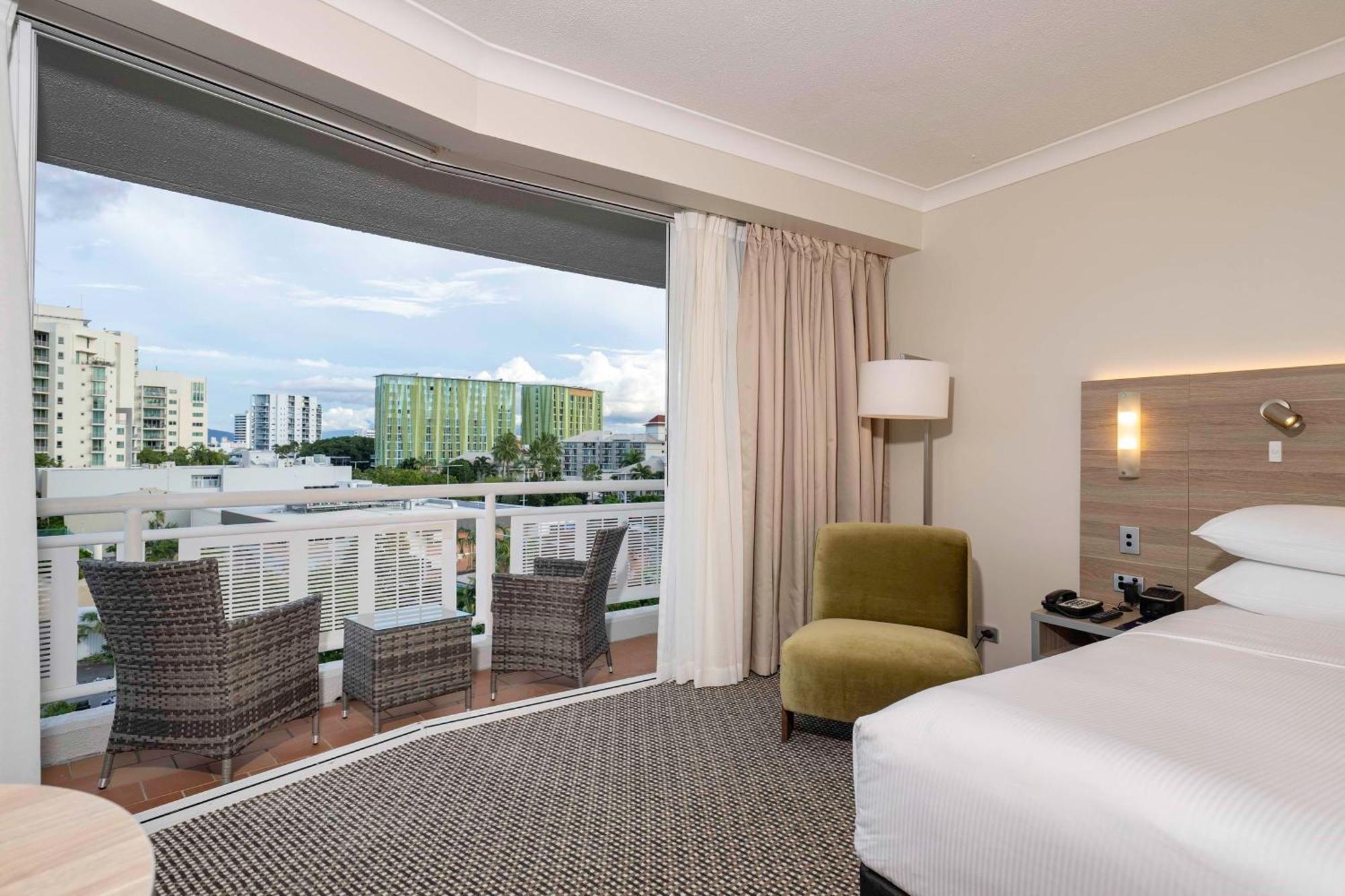 Doubletree By Hilton Cairns Hotel Eksteriør billede