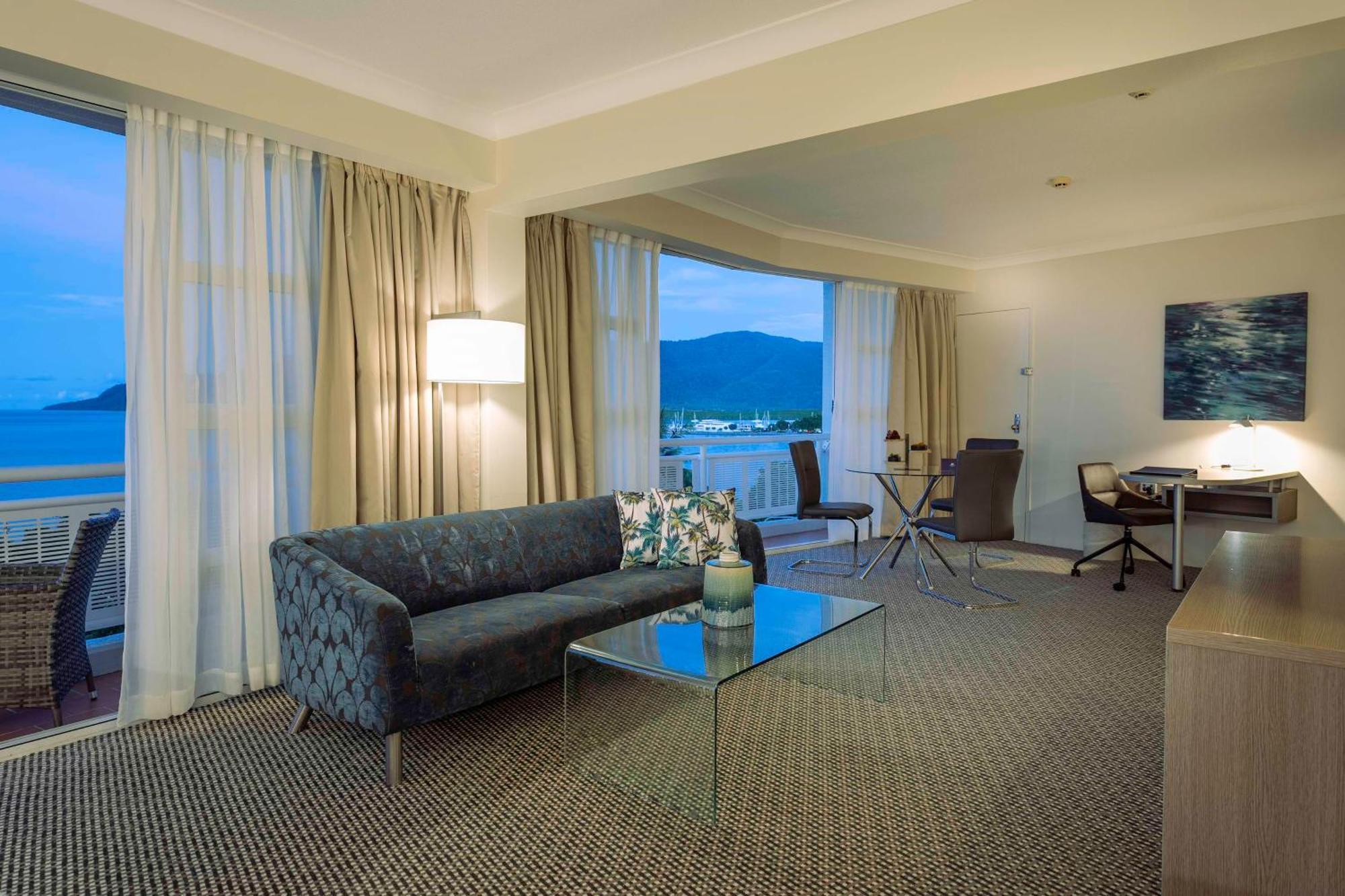 Doubletree By Hilton Cairns Hotel Eksteriør billede