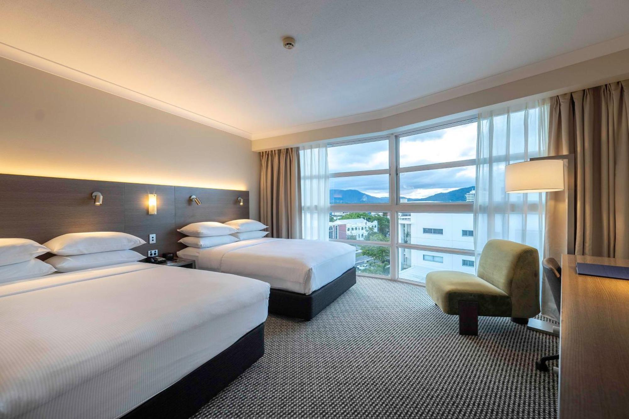 Doubletree By Hilton Cairns Hotel Eksteriør billede