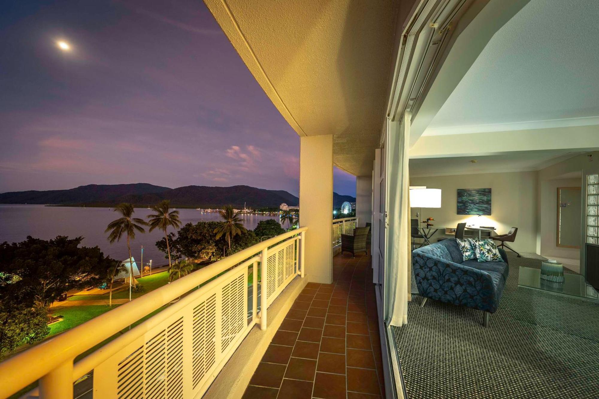 Doubletree By Hilton Cairns Hotel Eksteriør billede