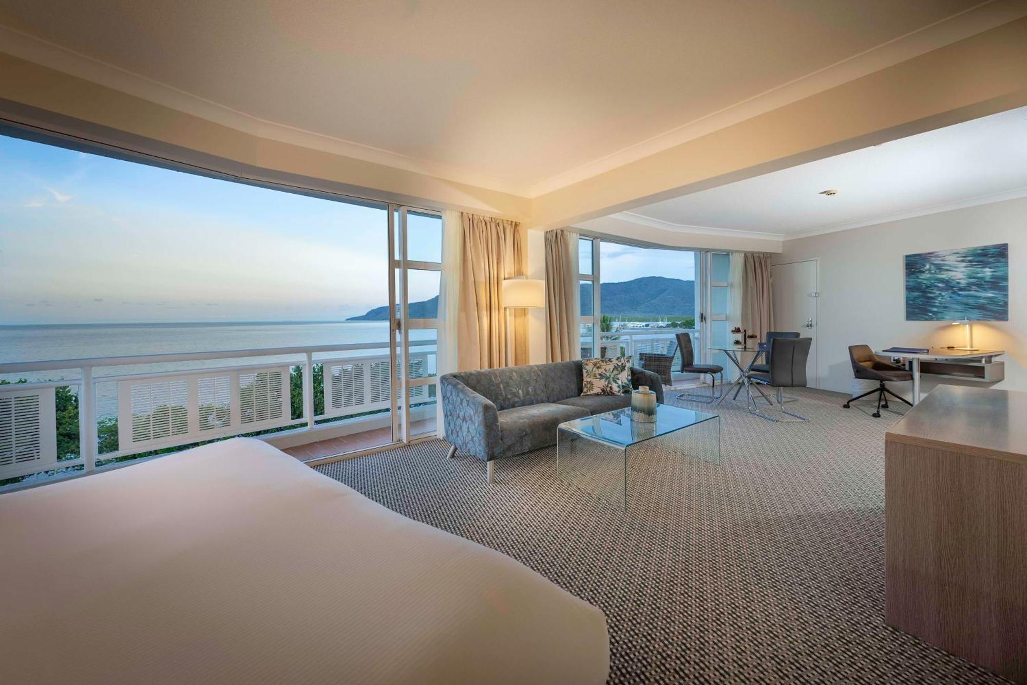 Doubletree By Hilton Cairns Hotel Eksteriør billede