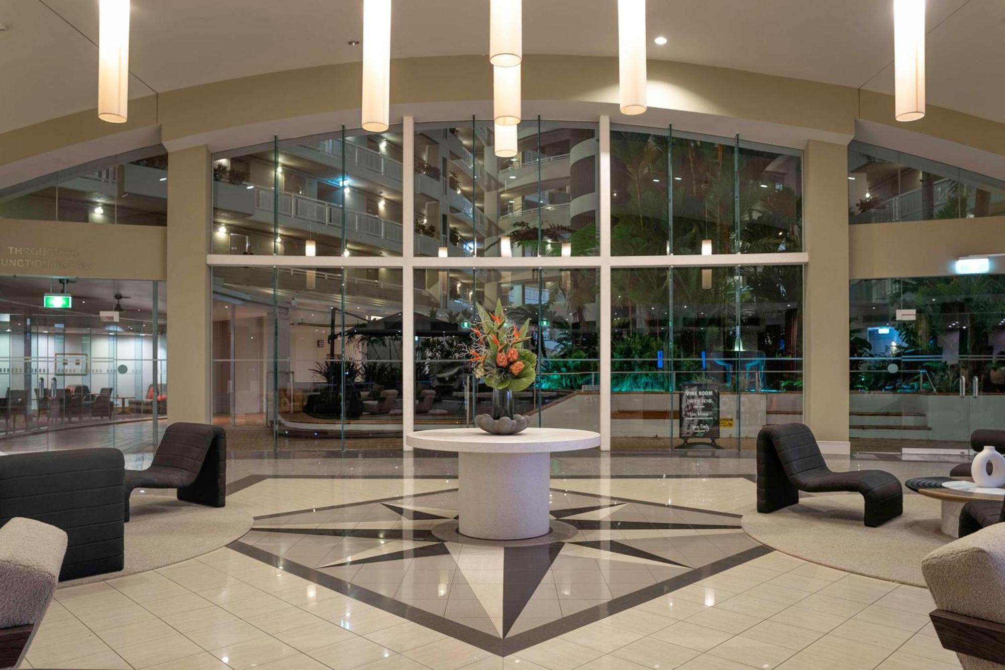 Doubletree By Hilton Cairns Hotel Eksteriør billede