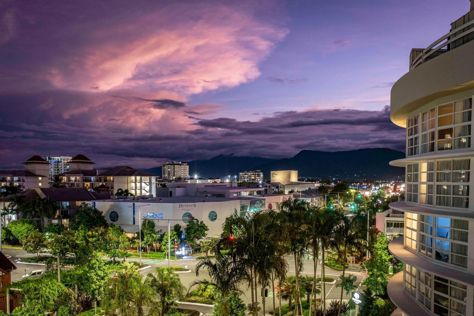 Doubletree By Hilton Cairns Hotel Eksteriør billede